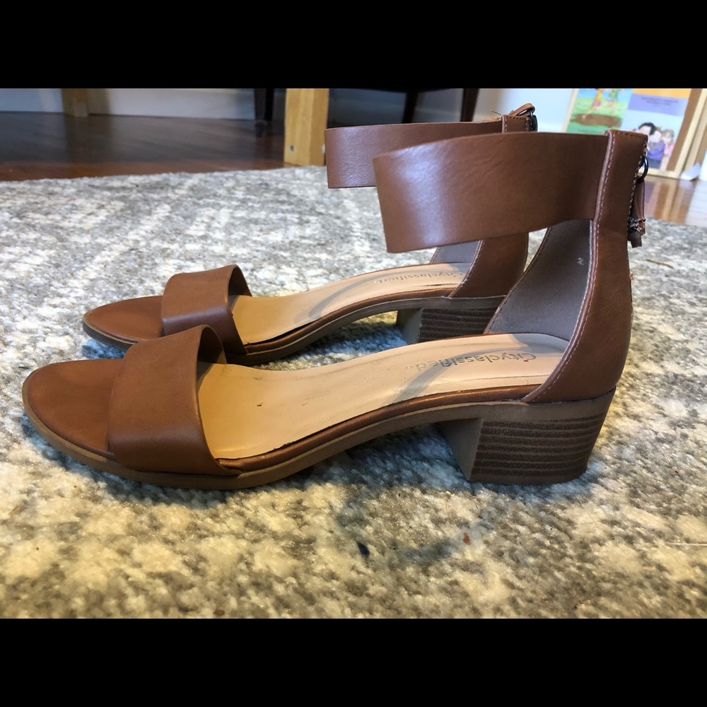 Women’s heeled sandals